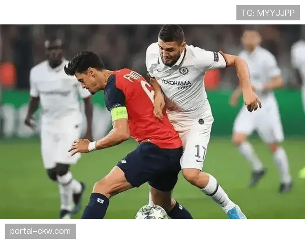 突发状况:马赛VS里昂比赛因球迷向场内投掷烟火中断15分钟 突发状况:马赛VS里昂比赛因球迷向场内投掷烟火中断15分钟